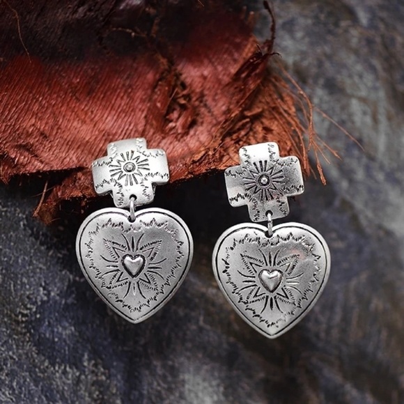 Boho Silver Aztec engraved heart dangle post back earrings - Picture 1 of 6
